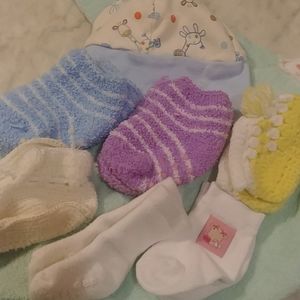 6 pr baby socks & hat